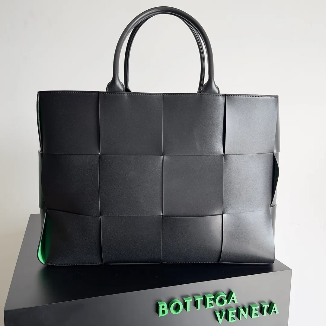 Batch 2560 BV large tote bag finally shipped🔥🔥 The leather feels great! It’s a very low-key bag. The more I look at it, the more I like it. I usually go out for rides and planes because I have a lot of things and need to carry a computer. Carrying a bag like this is all it takes. It comes with a small bag for storage, which is very convenient. Style number: 680165 Size 47✖️13✖️33